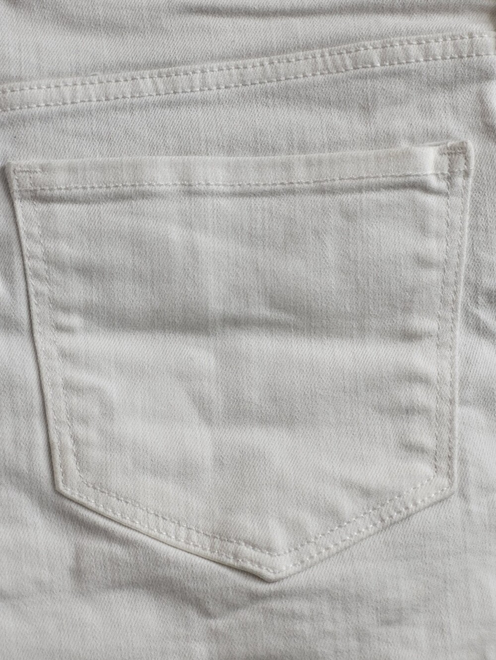 Old Navy Women's Mid Rise Wow White Jean Shorts Size 6 Denim Cuffed Calla Lily - Picture 3 of 9